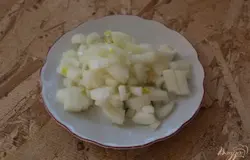 Репчатый лук нарезать кубиком.