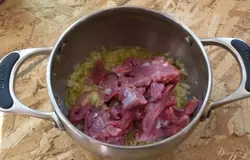 К луку добавьте мясо и быстро перемешайте его с луком. Жарим на большом огне 10 минут.