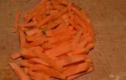 Морковь нарезать соломкой.
