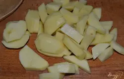 Картофель нарезать средними кусочками.