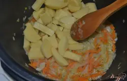 Нарезанный картофель отправить к обжаренным овощам.