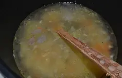 Залить водой. Посолить, поперчить, добавить лавровый лист. Закрыть крышку мультиварки. Установить режим суп/варка время приготовления 30 минут.