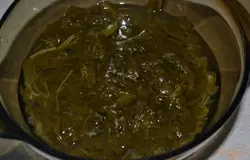 После завершения приготовления открыть крышку мультиварки и добавить щавель, шпинат, зелень петрушки и укропа.