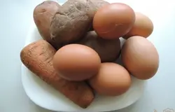 Отвариваем овощи и яйца. Остужаем и чистим.