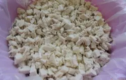 Мелко порезанную курицу и слой майонеза.