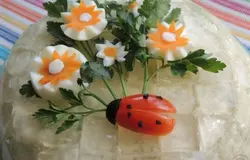 Украшаем салатик весенними цветочками.
