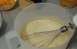 Добавляем фанту. Добавляем муку и замешиваем тесто, как на оладьи.