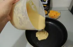  Выливаем тесто в форму.