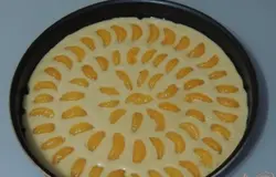 Раскладываем на поверхности пирога дольки мандарина.