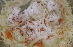 Всыпьте все специи желаемые, соль и сахар, уксус.