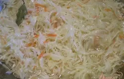 Теперь заливаем кипятком. И перемешиваем. Добавляем масло, снова перемешиваем. Оставляем в холодном месте до остывания.