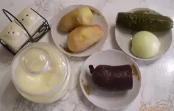 Отвариваем картофель, остальные ингредиенты готовы.