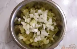 Добавляем резанный лук.