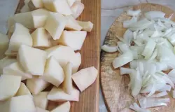 Картофель крупно нарезать и отварить до готовности. Лук нарезать произвольно.