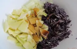 Нашинковать капусту и дольками нарезать яблоко, предварительно его очистив. Лук, капусту и яблоко соединить в блюде, посолить и поперчить. Добавить соевый соус и перемешать.