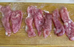 Мясо нарезать полосками, посолить и посыпать сахаром.