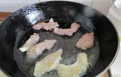 Нагреть сковороду с растительным маслом и выложить мясо. Быстро пожарить. Минуты по 2 каждую сторону. Мясо выложить на тарелку.