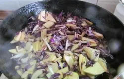 А в сковороду сразу засыпать капусту с яблоками и луком. Убавить огонь и тушить без крышки до мягкости капусты.