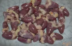 Куриные сердечки хорошо помыть, удалить пленку и лишний жир.