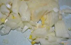 Лук мелко порубить.