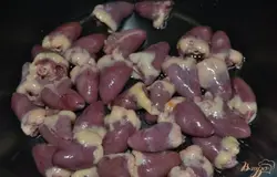 Куриные сердца отправить в разогретое масло чаши мультиварки. Обжарить до румяности.