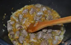 К сердечкам добавить лук, морковь, специи и пассивировать пару минут.