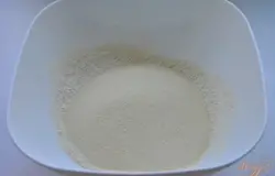 1. В чашке смешать сухие продукты: муку, соль, сахар, дрожжи и манную крупу
