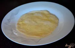 8. Смазать сливочным маслом и посыпать манкой