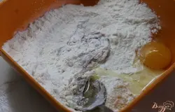 Готовим тесто, для этого соединить яйцо с мукой и вареной сгущенкой.