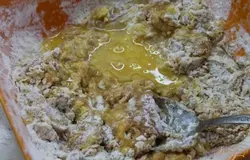 Добавить сок с дольки апельсина.