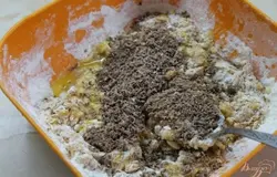 Добавить тертый молочный шоколад. И все хорошо перемешать.
