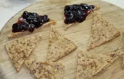 Готовое печенье порезать на треугольники и выложить на него вишневое варенье.