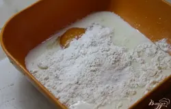 Готовим блинное тесто, для этого соединить яйца с мукой и молоком, добавить щепотку соли. Все тщательно взбить венчиком.