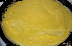 На растительном масле обжарить два блина.