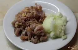 Куриное филе и лук тоже нарезать мелким кубиком.