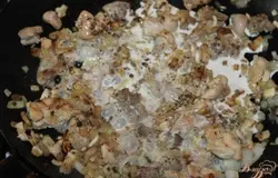 В конце приготовления добавить сливки и специи по вкусу. Слегка про тушить под крышкой.
