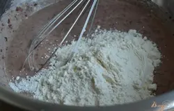 Насыпать муку.