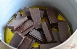 В сотейнике  с оливковым маслом растопить шоколад.