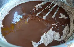 Шоколадную смесь вылить в тесто. Перемешать.