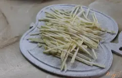 Корень сельдерея очистить и нарезать мелкой соломкой.