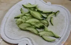 Огурец нарезать тонкими полосками.