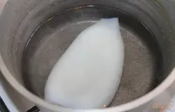 Кальмар очищенный опустить в кипяток на две минуты.