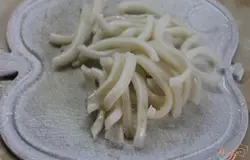 Готовый кальмар нарезать полукольцами.