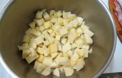 Картофель чистим, моем, нарезаем кубиками, заливаем холодной водой и ставим вариться.