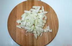 Лук нарезаем кубиками.