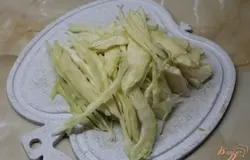 Капусту нарезать мелкой соломкой.