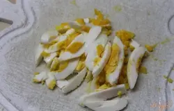 Отварное куриное яйцо нарезать соломкой.