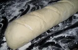 раскатать тесто прямоугольником или овалом, и свернуть в рулет. сверху сделать надрезы.