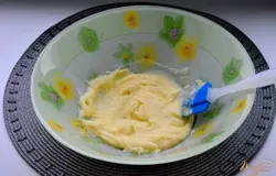 Мягкое сливочное масло растереть с сахаром.