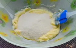 Всыпать манную крупу, перемешать лопаткой.